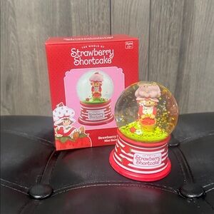 New The World Of Strawberry Shortcake Mini Snow Globe In Original Box